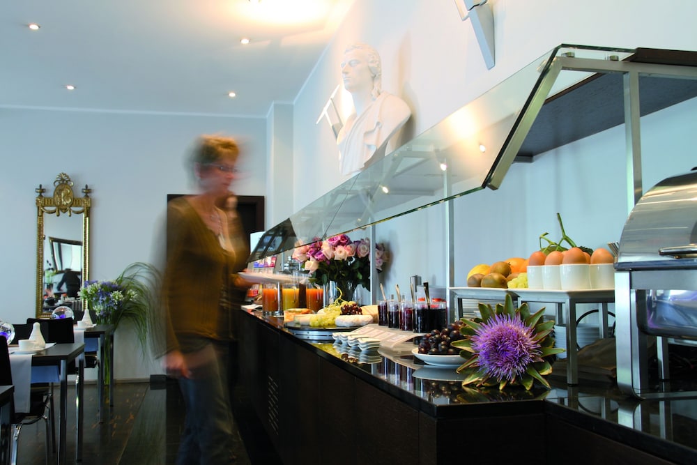 Schiller5 Hotel 4/44