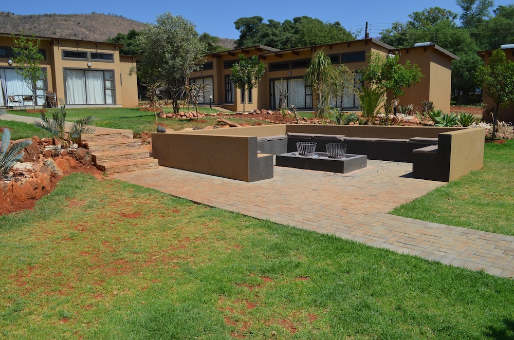 Manor Hills Guest Lodge 24/40