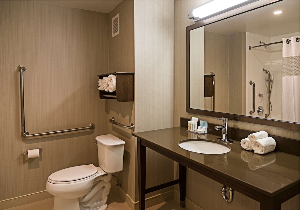 Hampton Inn by Hilton Ottawa Airport 7/26