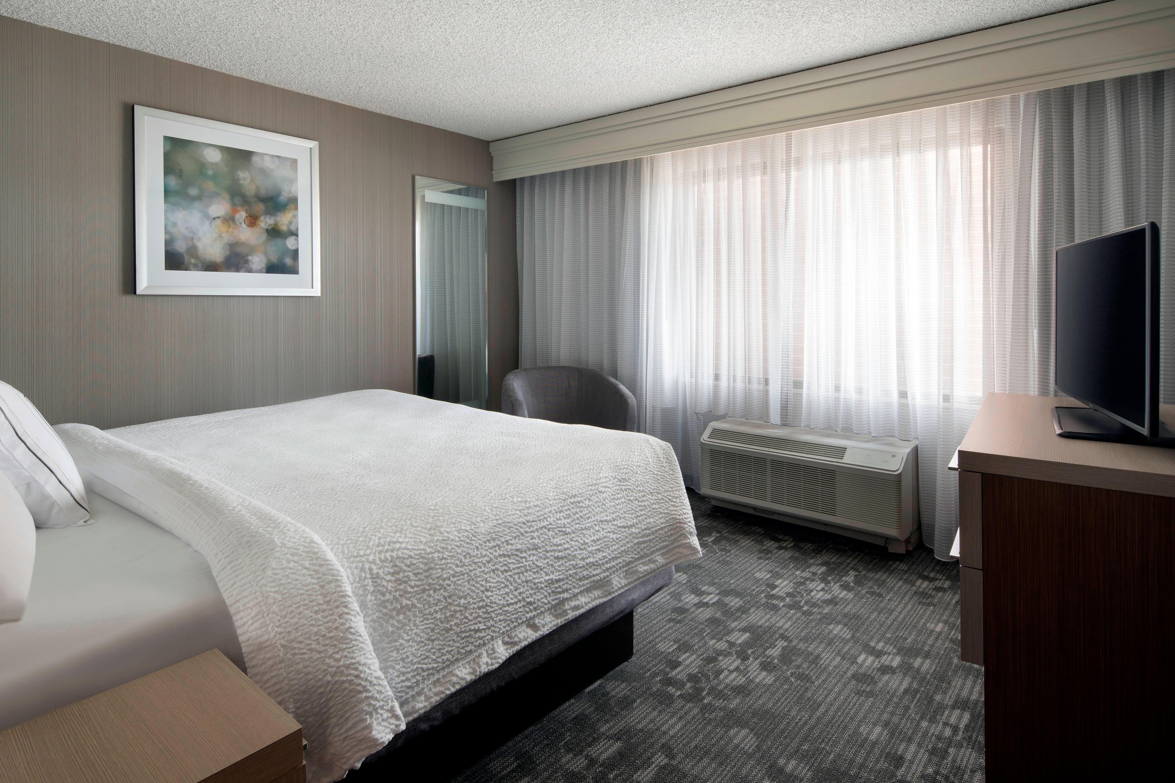 DELUXE, KING BED, ACCESSIBLE