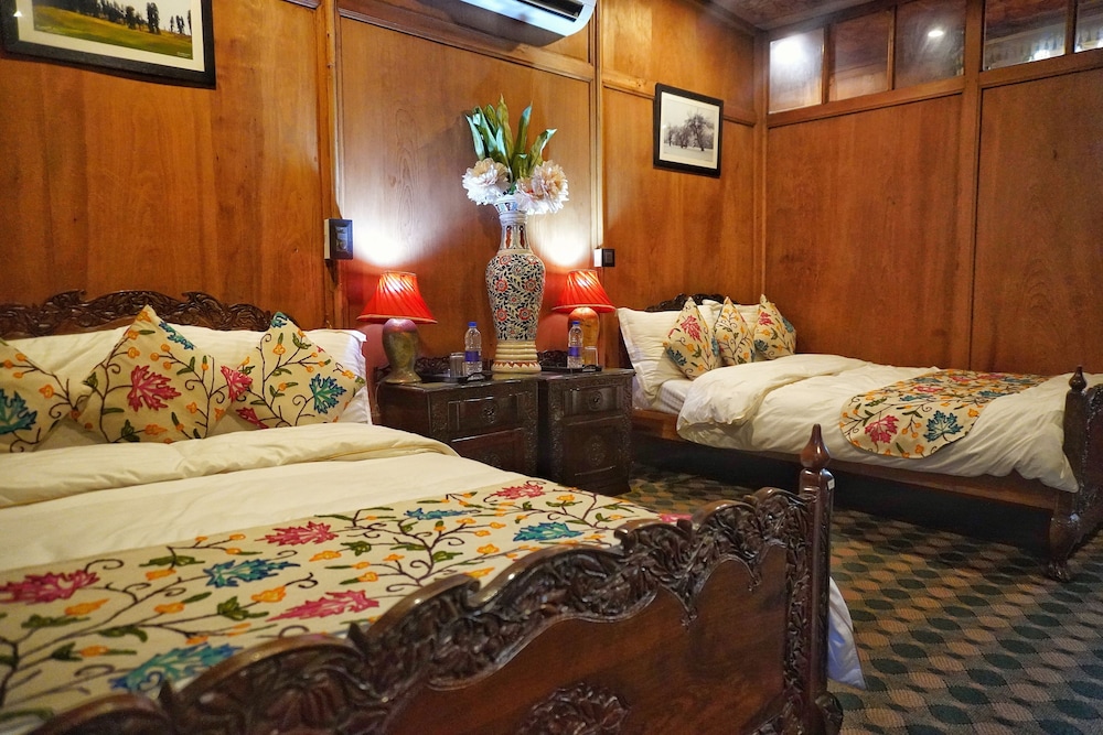 Swan Group Of Houseboats 12/50
