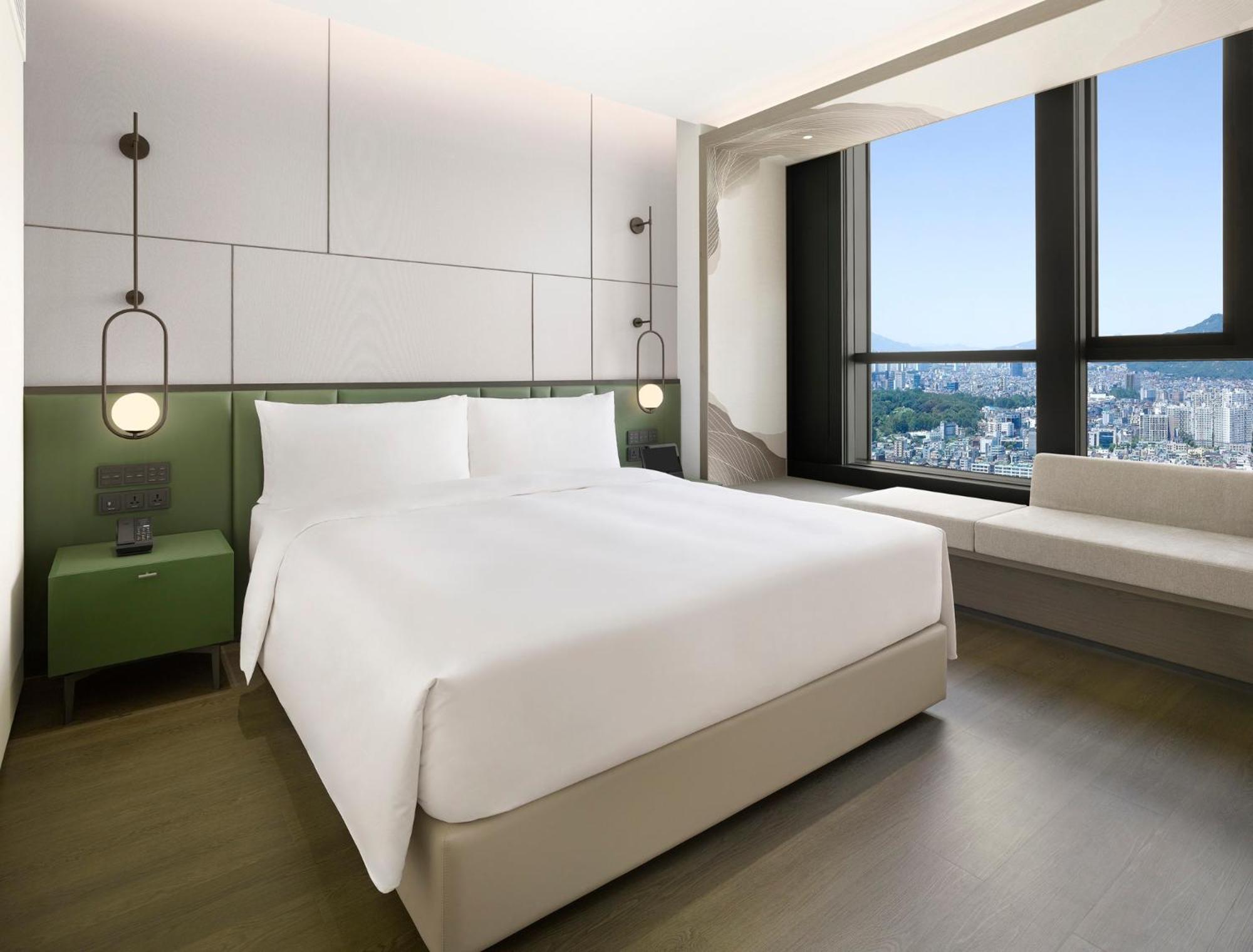 JUNIOR SUITE, KING BED, CORNER