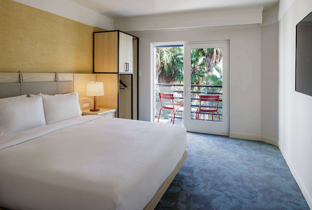 Suite, King Bed, Surf Side, Accessible