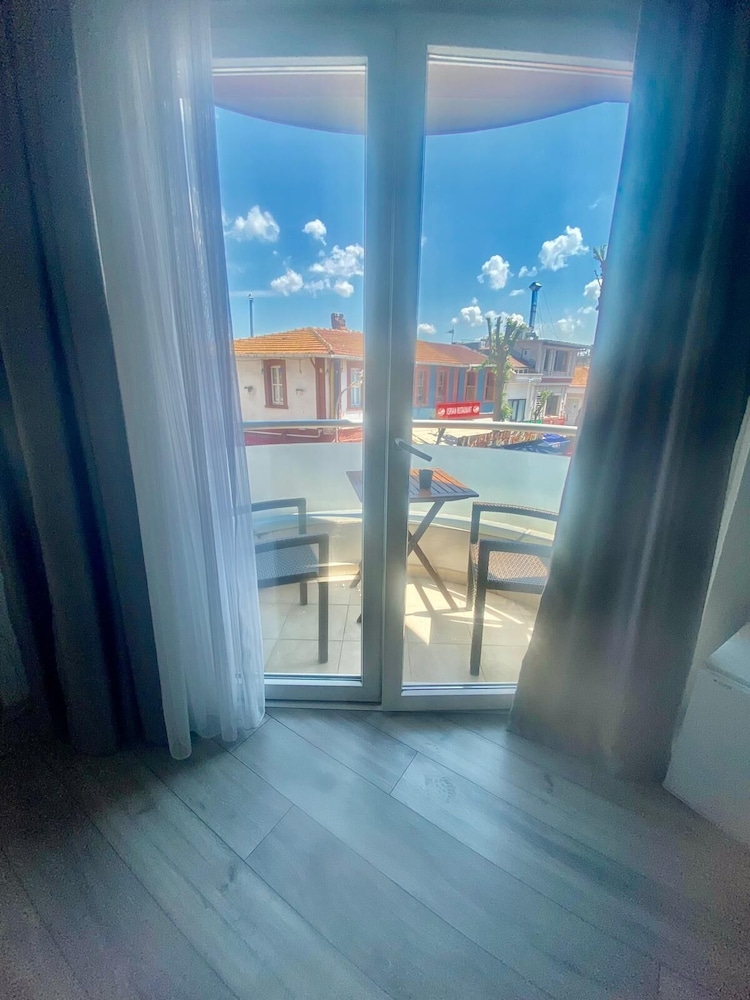 Marine House Boutique Hotel 33/51