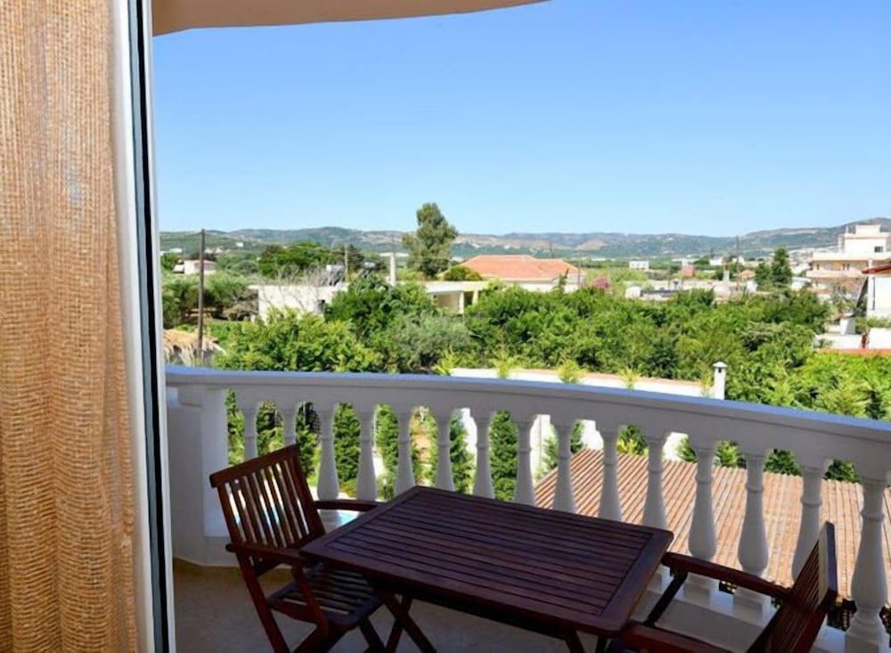 GOLDEN ROSE SUITES 45/62