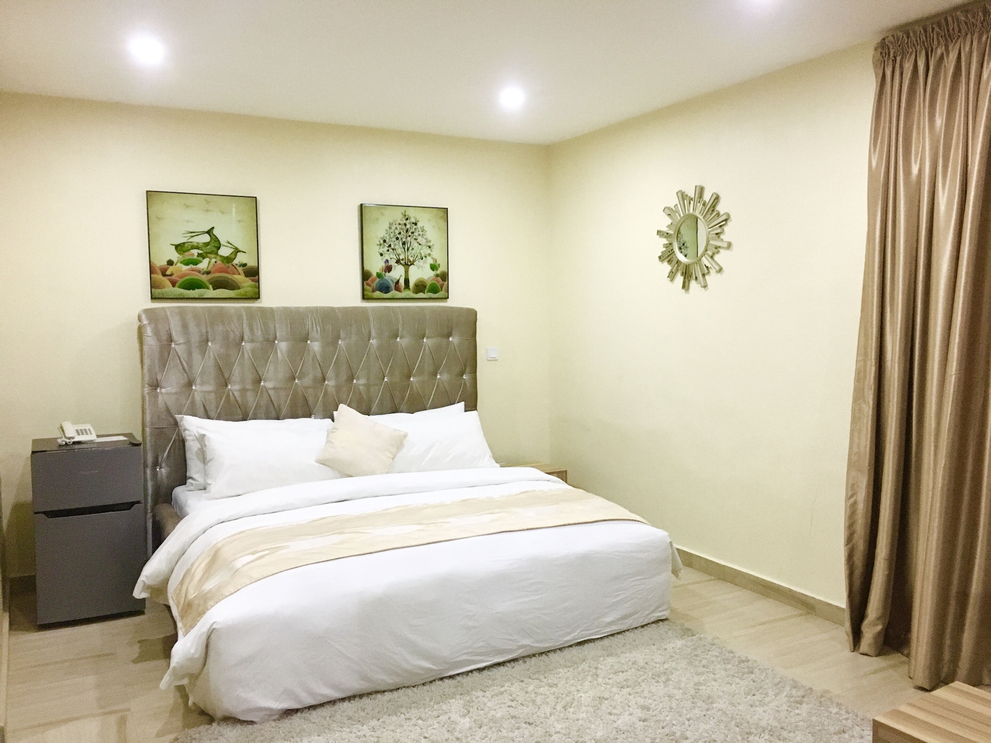 EXECUTIVE, SUITE