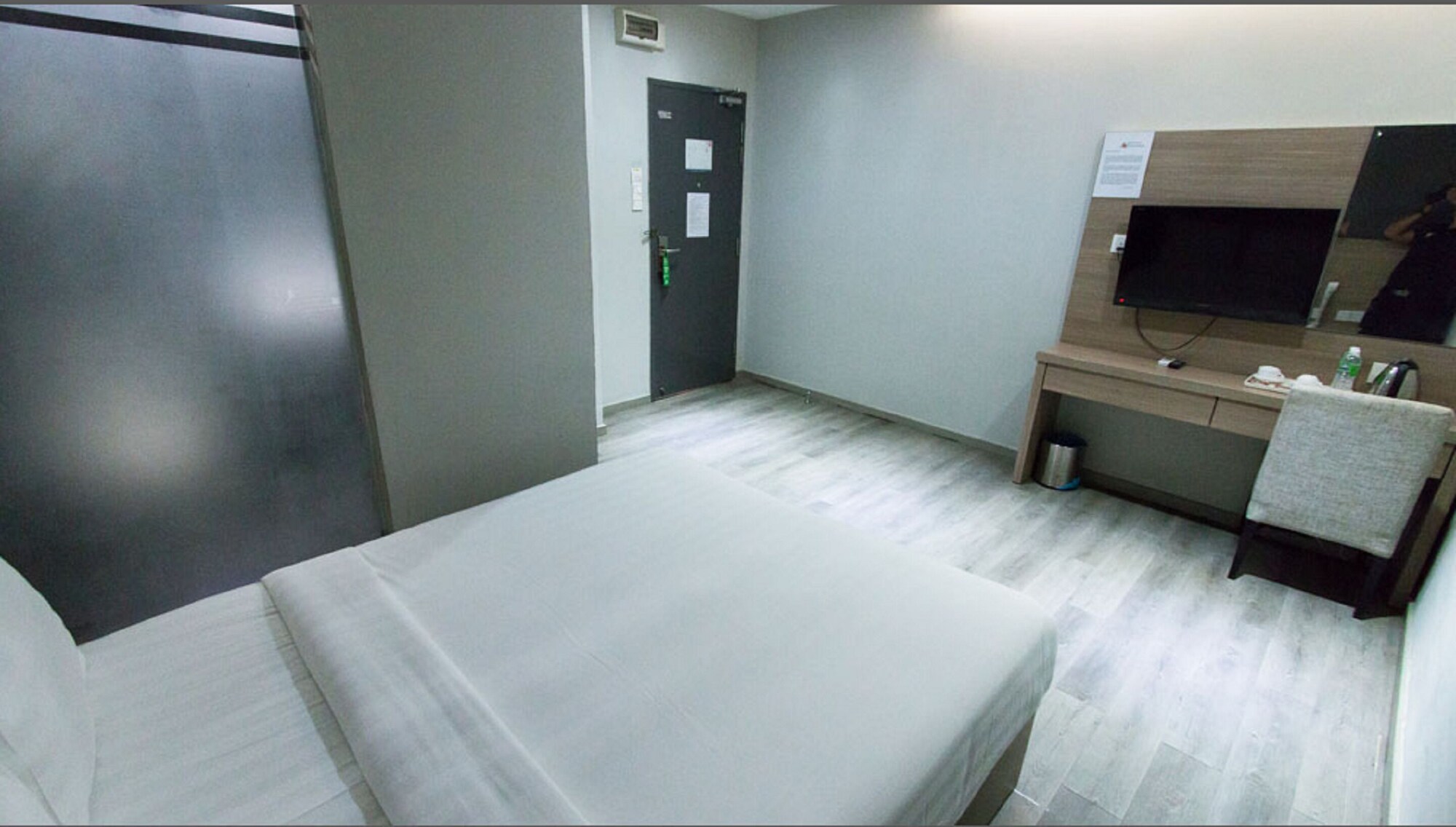 SUPERIOR, QUEEN BED, NO WINDOW