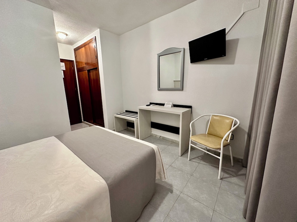 HOTEL EL PARAISO 10/18