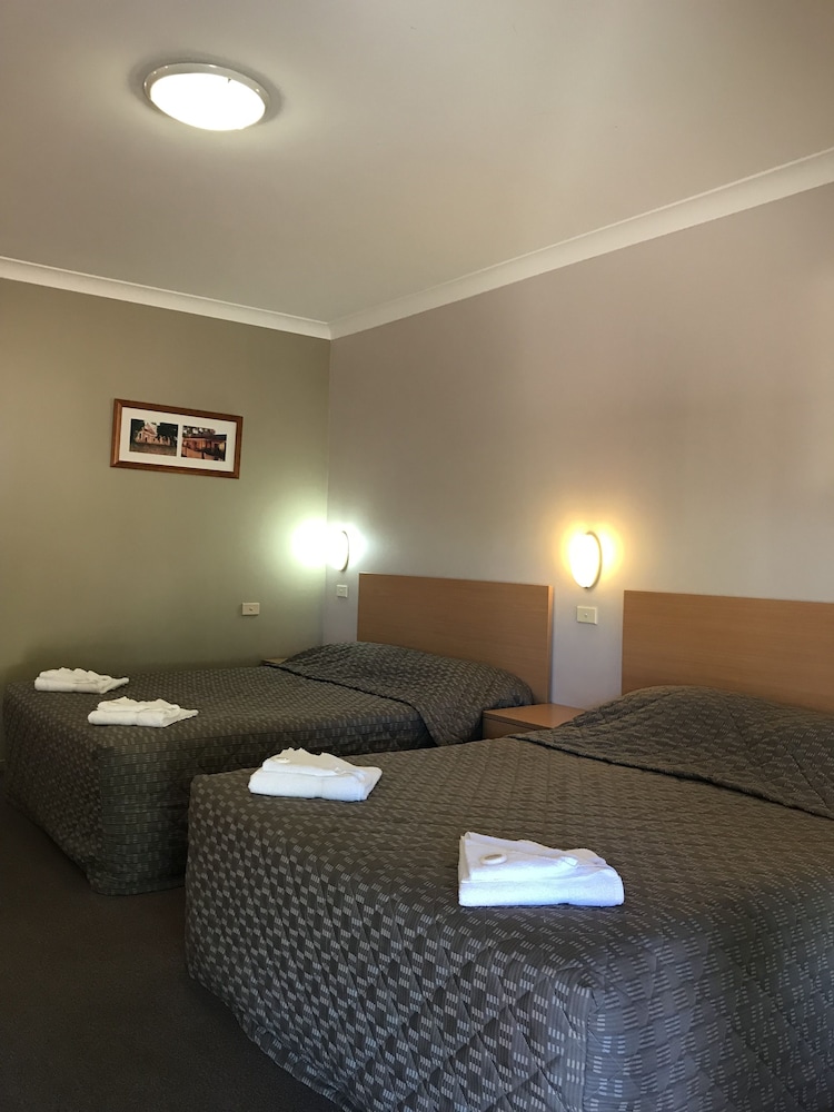 Country Gardens Motor Inn 9/33