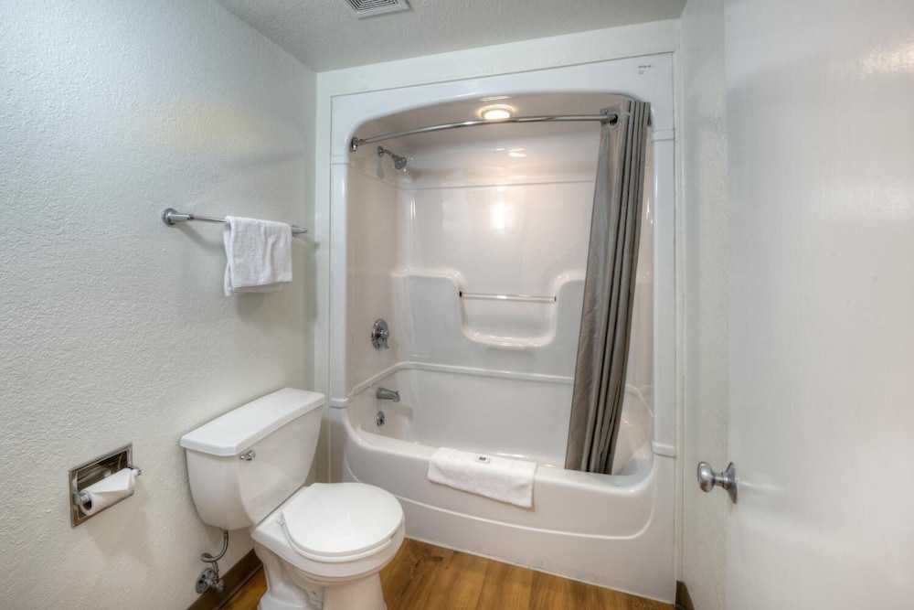 Motel6 Niantic, CT - New London 42/46
