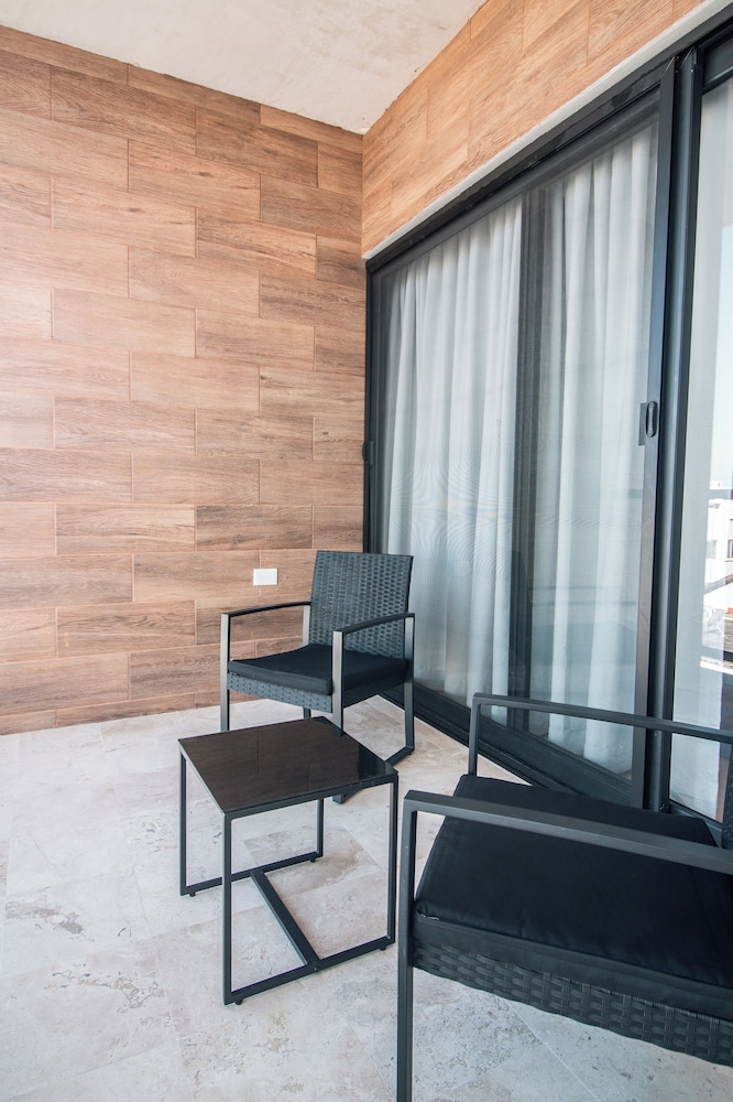 B10 Distinctive Hotel 25/35