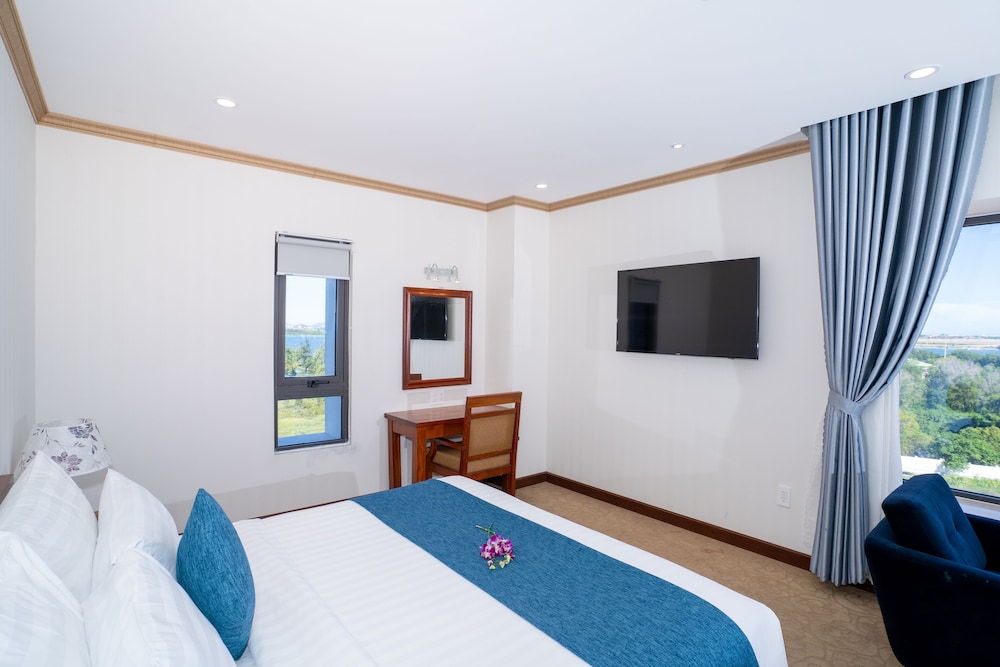 Ocean, Family, King and Twin Beds