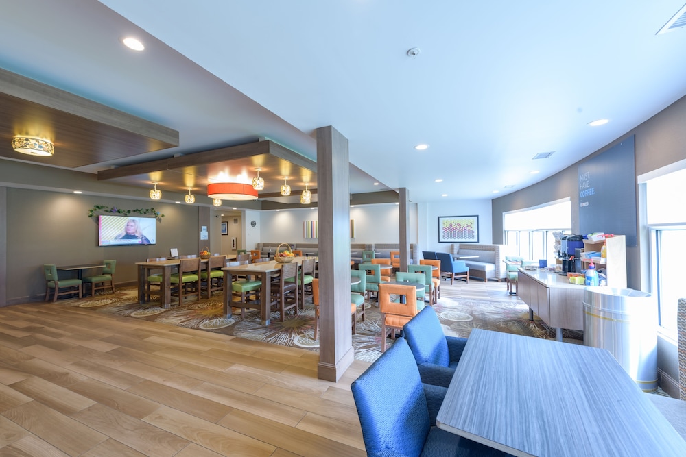 Holiday Inn Express Suites Jamestown 30/40