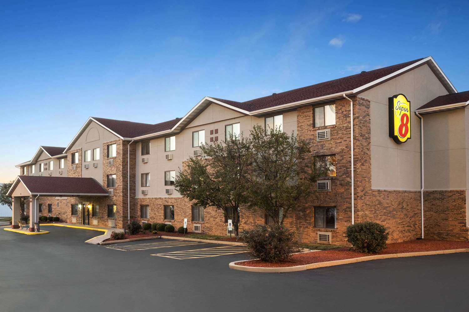 Super 8 by Wyndham Fairview Heights-St. Louis 23/25