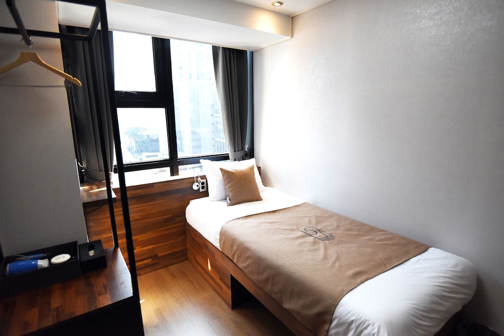 57 Myeongdong Hostel 11/66