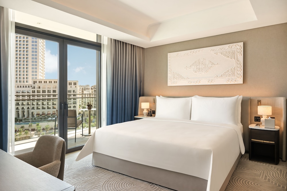 EXECUTIVE, SUITE