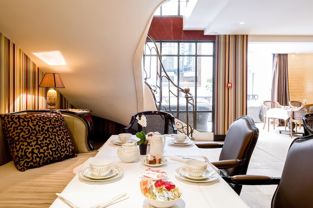 Hotel Chateaubriand 32/48