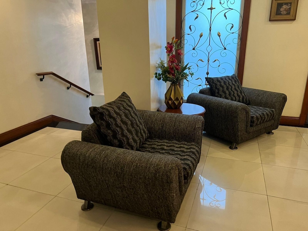 Townhouse OAK Makati Manila Near PNR Pasay Evangelista formerly VIP Suites 34/47