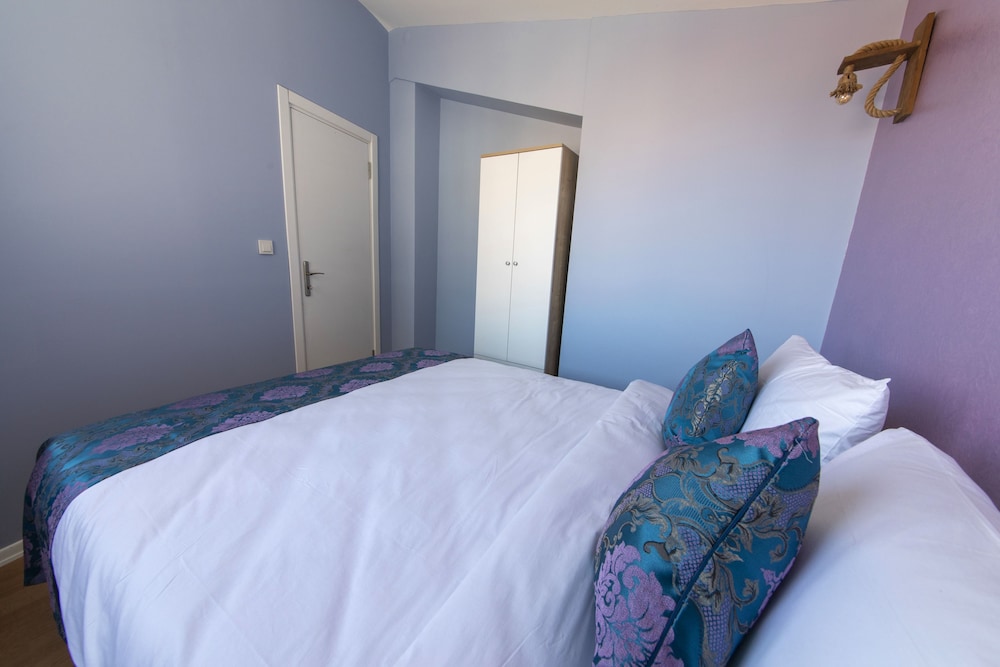 جناح بسرير كينج وسرير كوين وسريرين منفصلين بشرفة مع أريكة، Royal Taksim Suites 4/7
