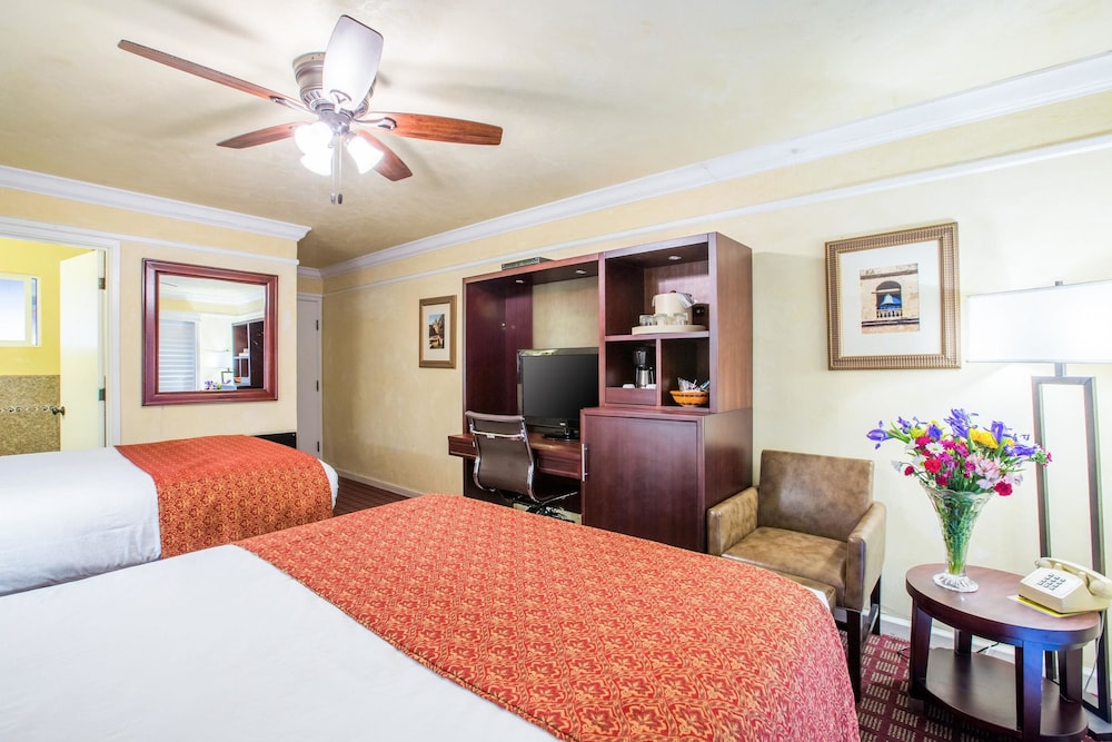 Clarion Collection Carmel Oaks Inn 17/28