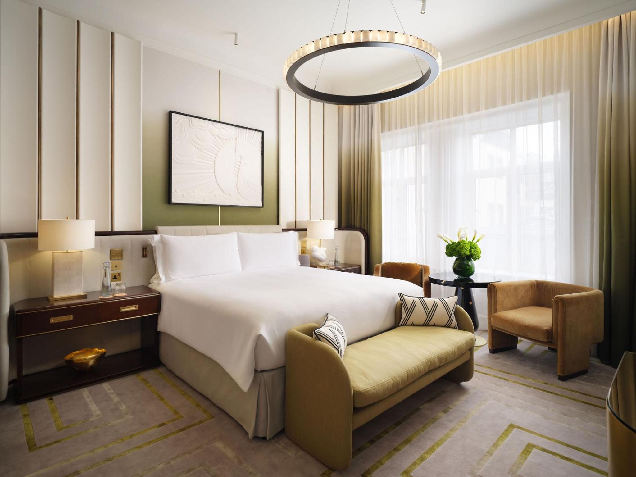 جناح، The Savoy Hotel 3/6
