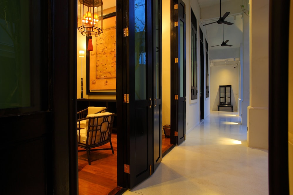 99 the Gallery Hotel 58/77