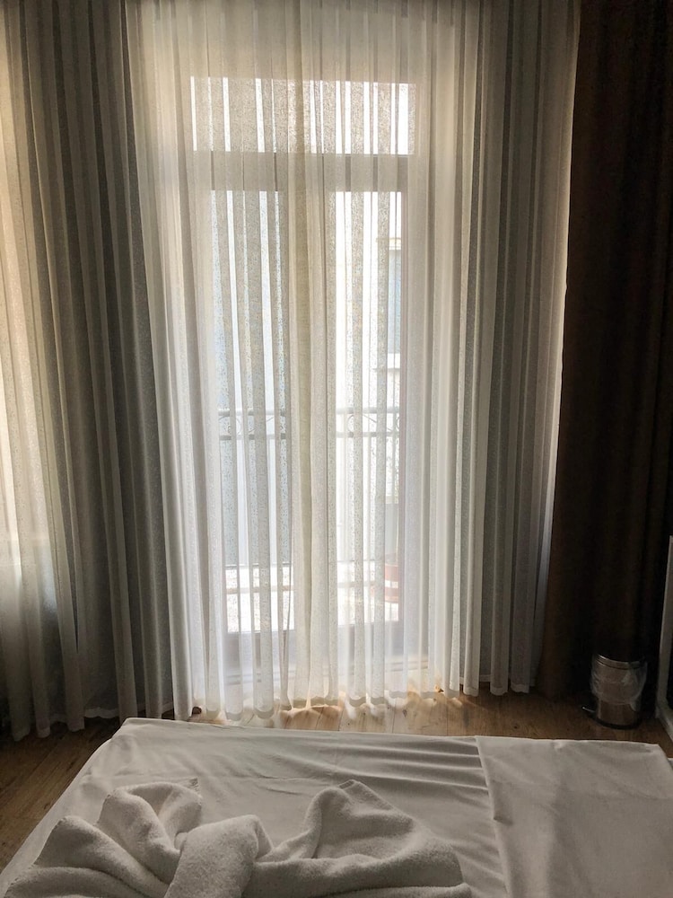 Maya Rooms 15/24