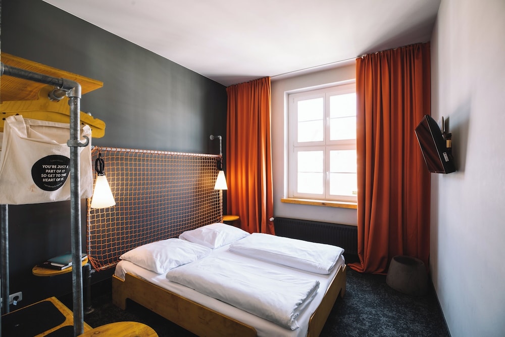 ROOM, DOUBLE BED