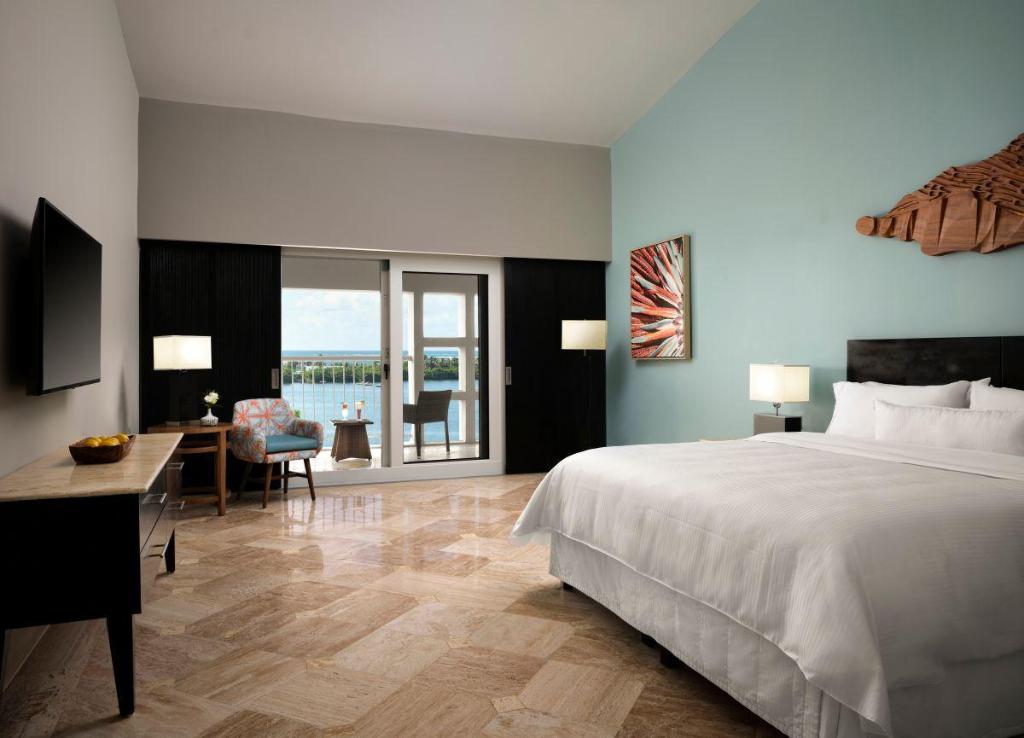 Guest Room, Deluxe, King Bed, Lagoon View, Balcony