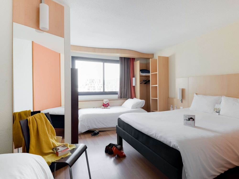 غرفة قياسية بسريرين منفصلين وسرير مزدوج وسريرين منفصلين