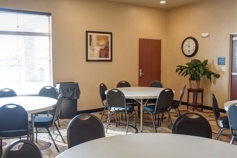 Cobblestone Hotel & Suites - Jefferson 33/39