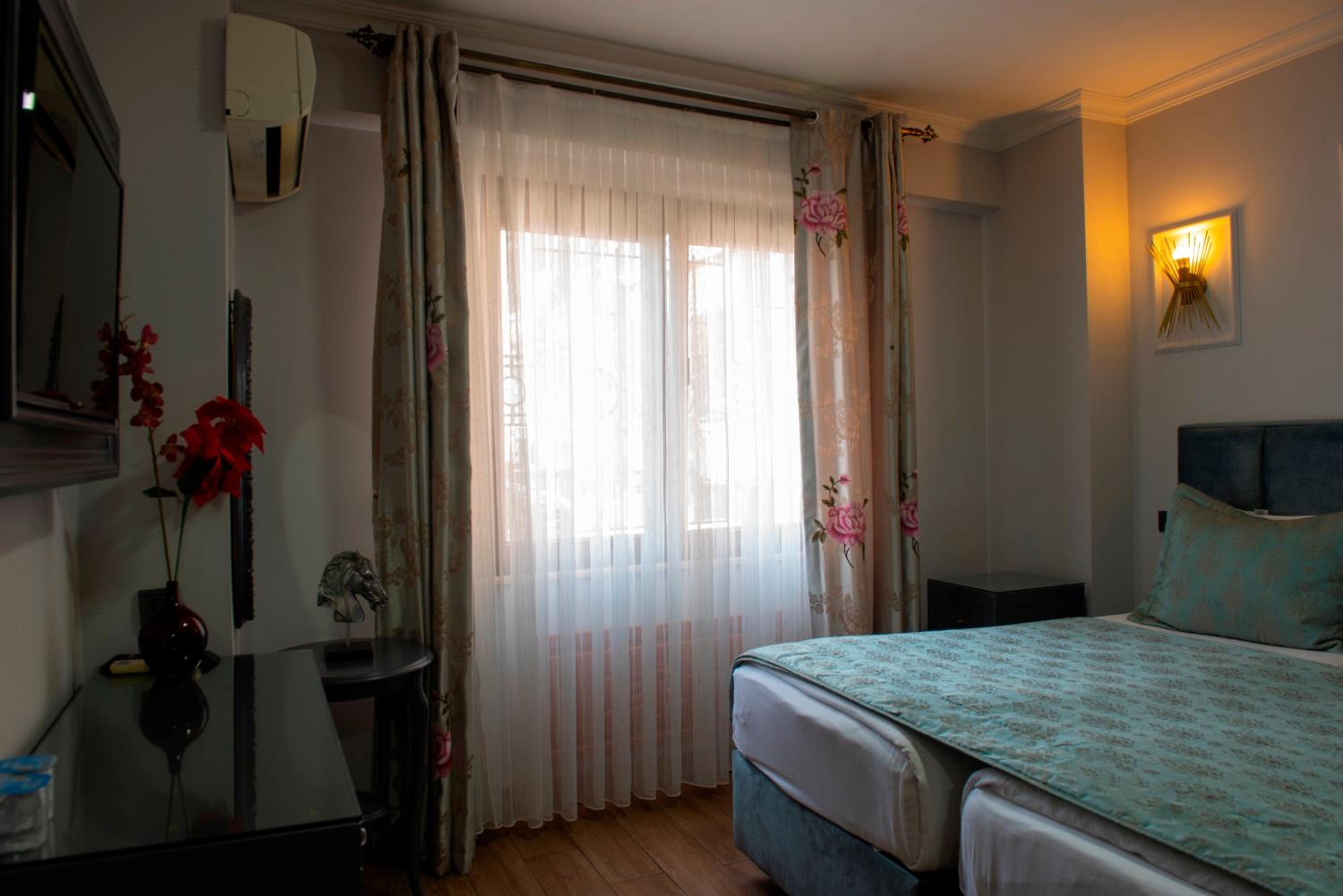 غرفة بسرير مزدوج أو سريرين منفصلين، Ramada Encore By Wyndham Kuwait Downtown 5/10
