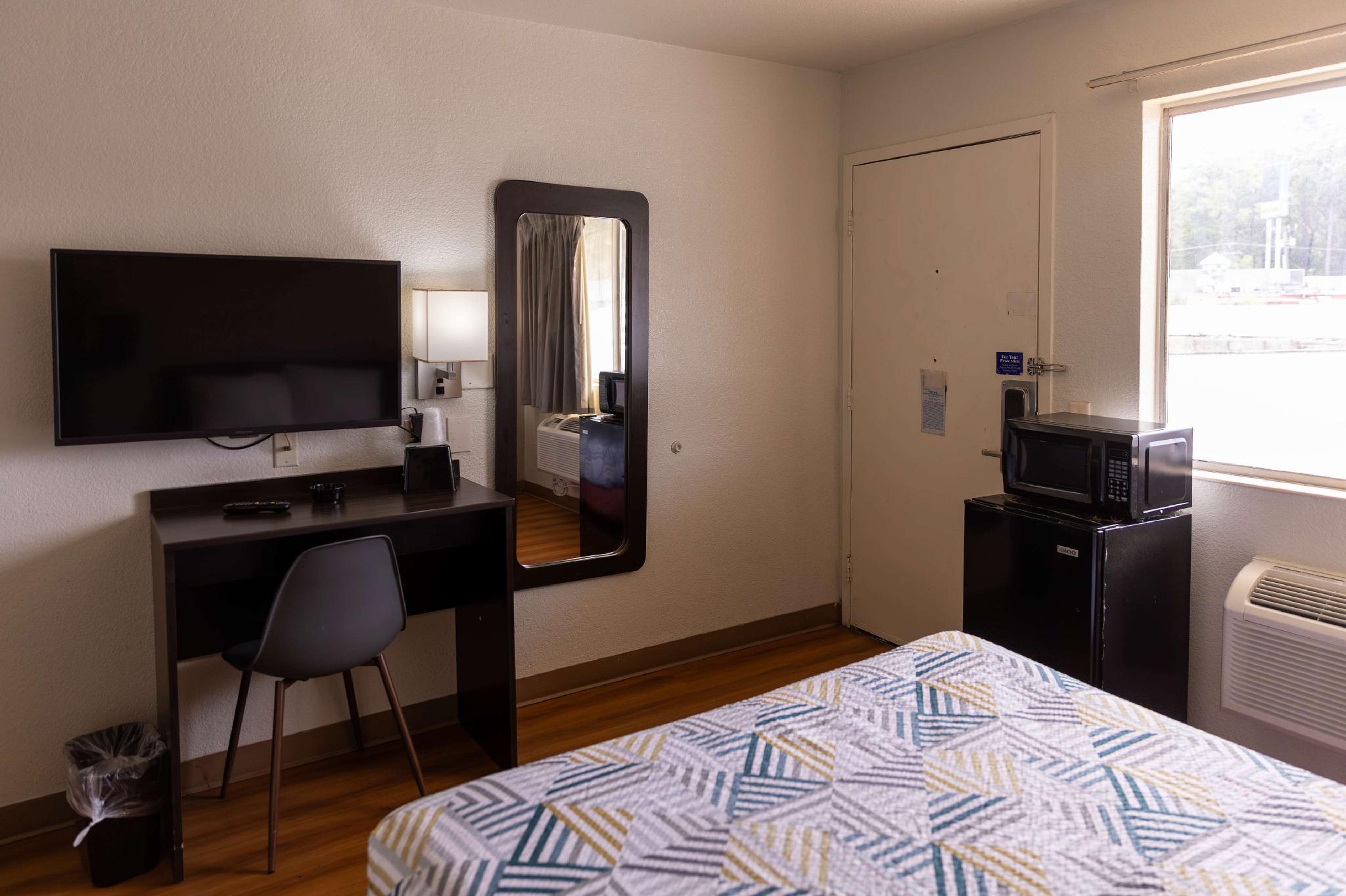 1 Queen Bed - Non-Smoking, Micfridge
