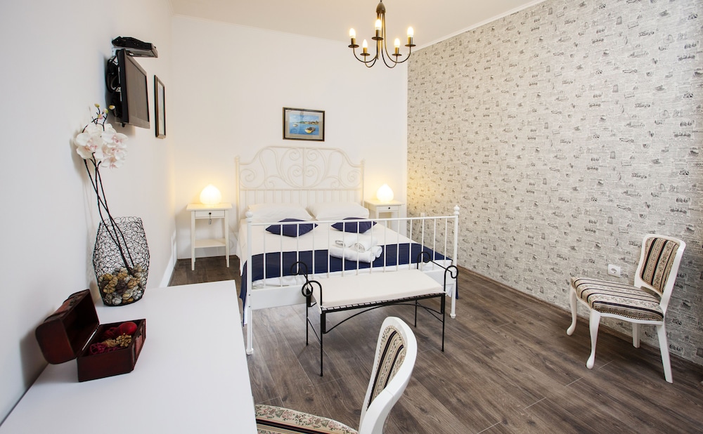 Prior Suites Split 24/50