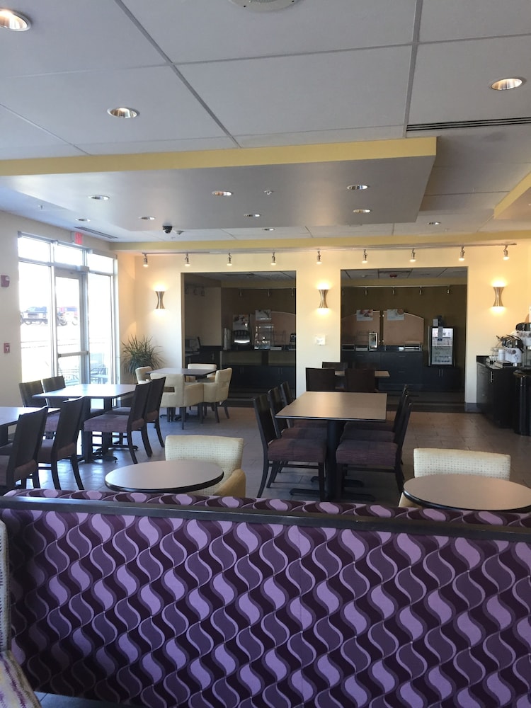 Holiday Inn Express Suites Tahlequah 12/46