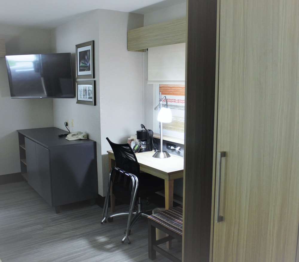 Country Inn & Suites by Radisson, Monterey Beachfront-Marina, CA 27/31