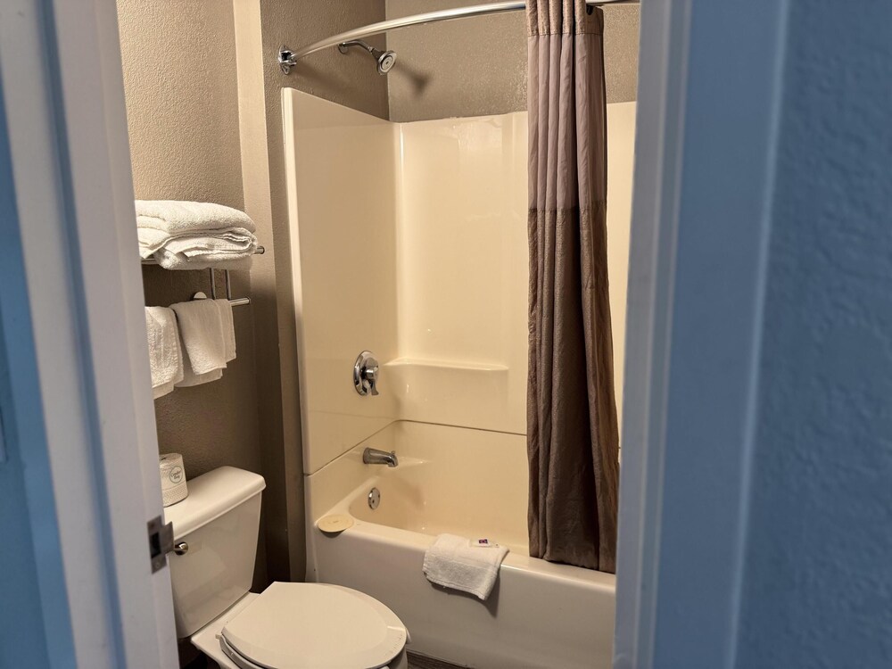 جناح ديلوكس بسرير كينج بجاكوزي، Motel6 Farmington Hills, MI - Northwest - Farmington Hills 9/10