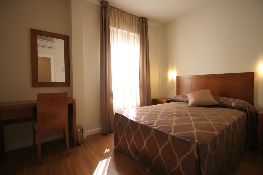 ROOM, DOUBLE BED