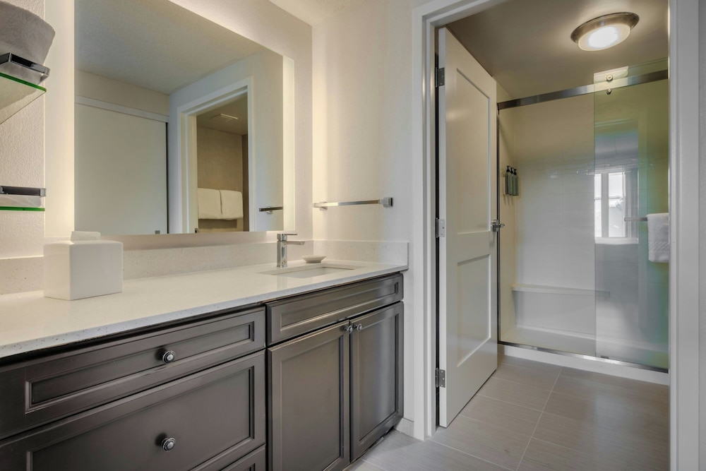 استوديو بسرير كينج مع أريكة، Residence Inn By Marriott Chesapeake Greenbrier 8/9