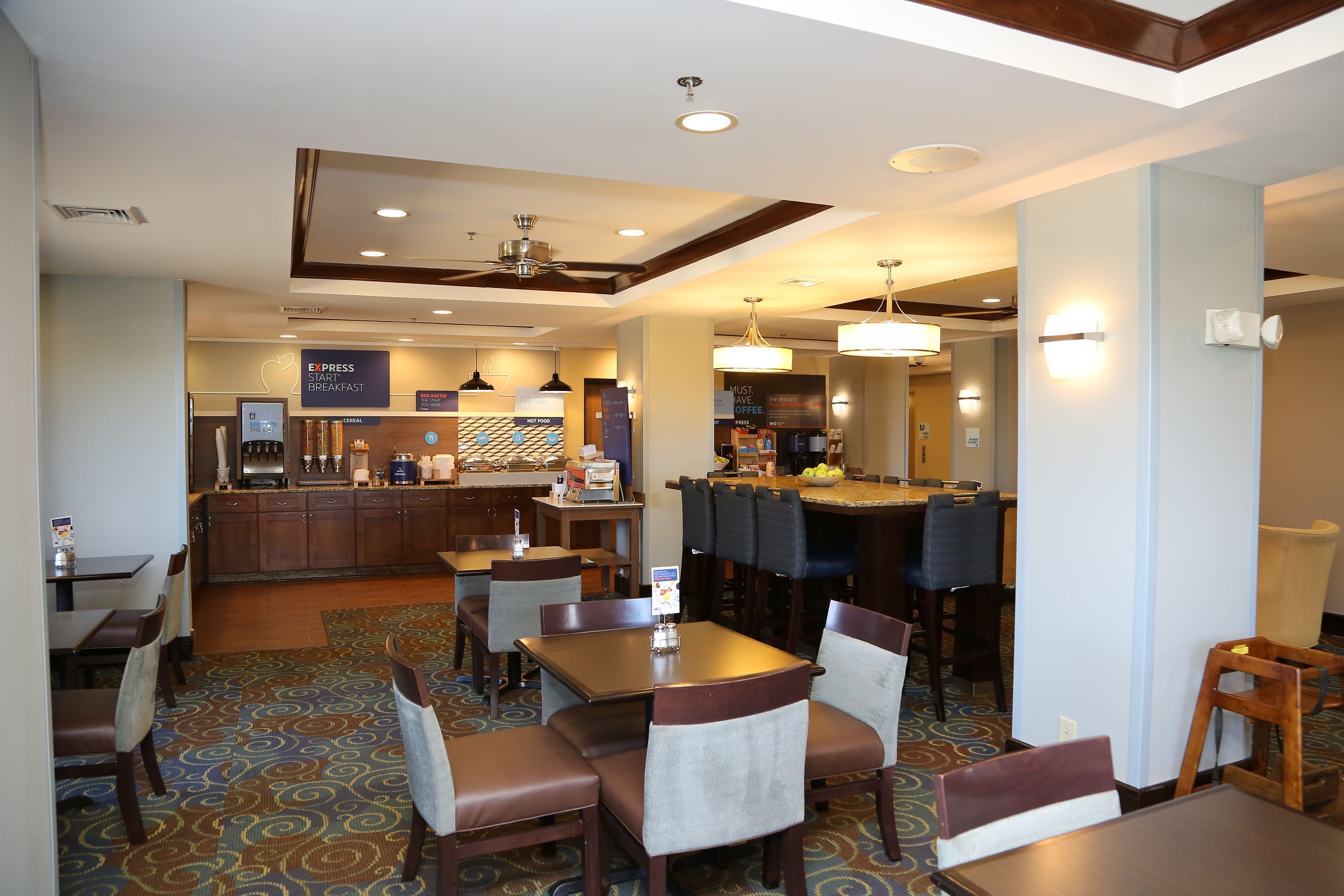 Holiday Inn Express Hotel And Suites Cleveland 32/35
