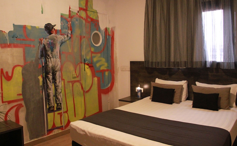 Rise Street Art Hotel 12/63
