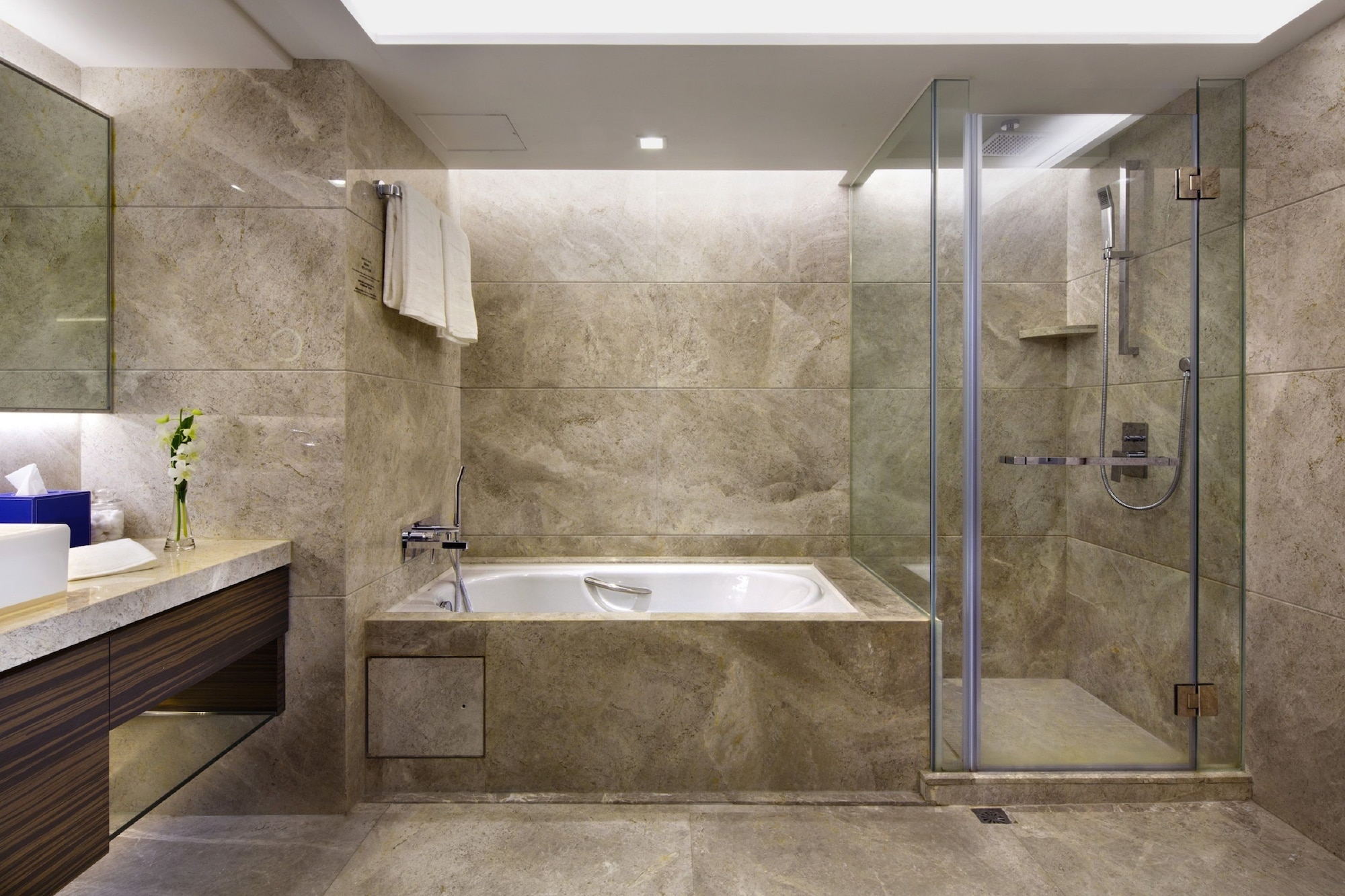 Residence Club Harbour View Room (with Club Lounge Access), New World Millennium Hong Kong 10/10