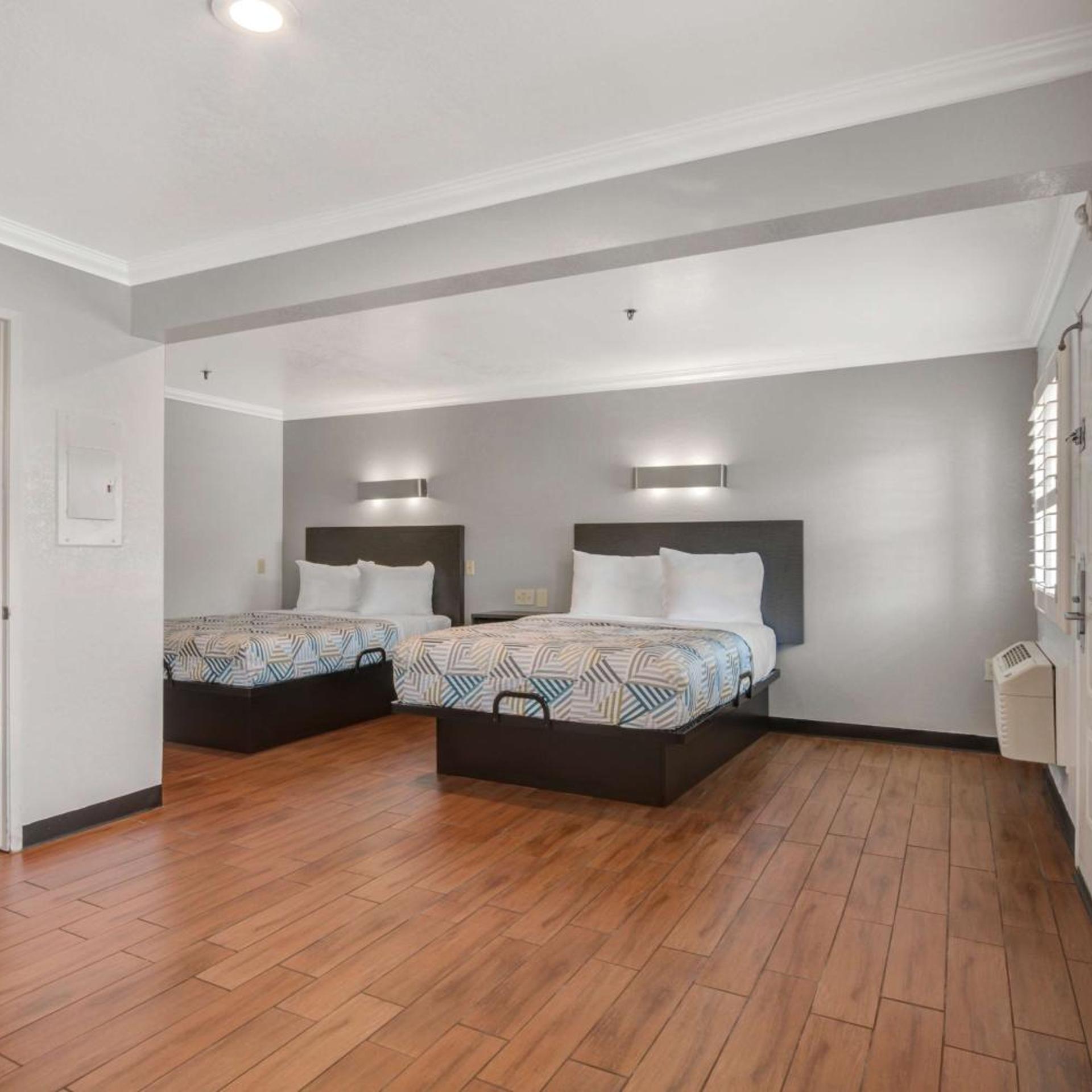 2 Queen Beds - Mobil Access Tub Nsmk Micfridg