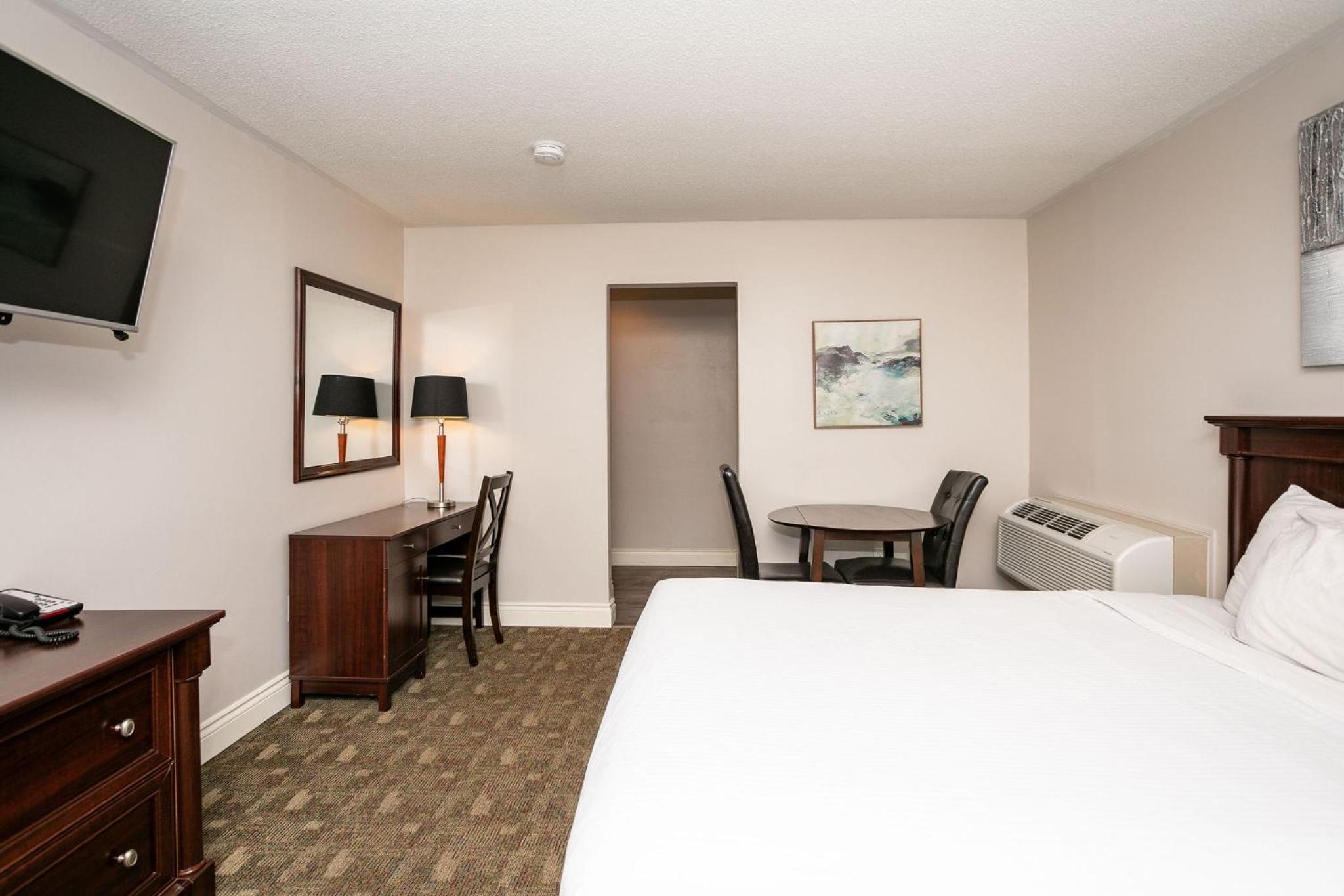 Room, Queen Bed, Balcony