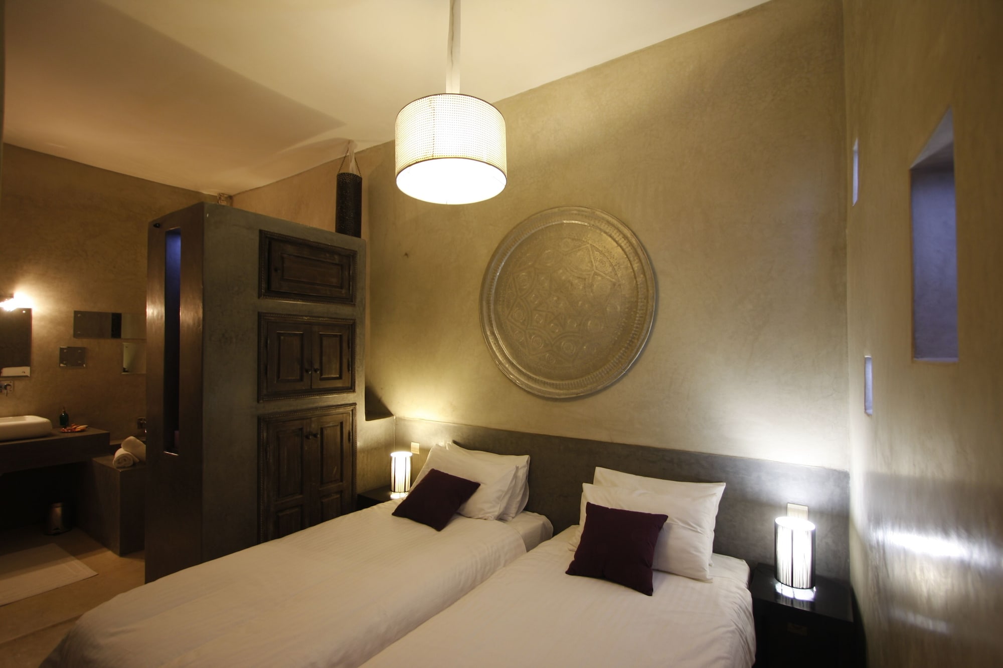 DELUXE, SUITE, TWIN BEDS