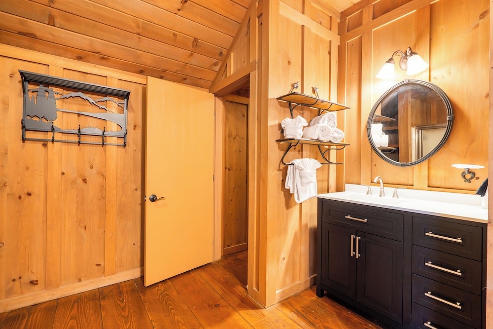 The Cabins At Green Mountain 33/68