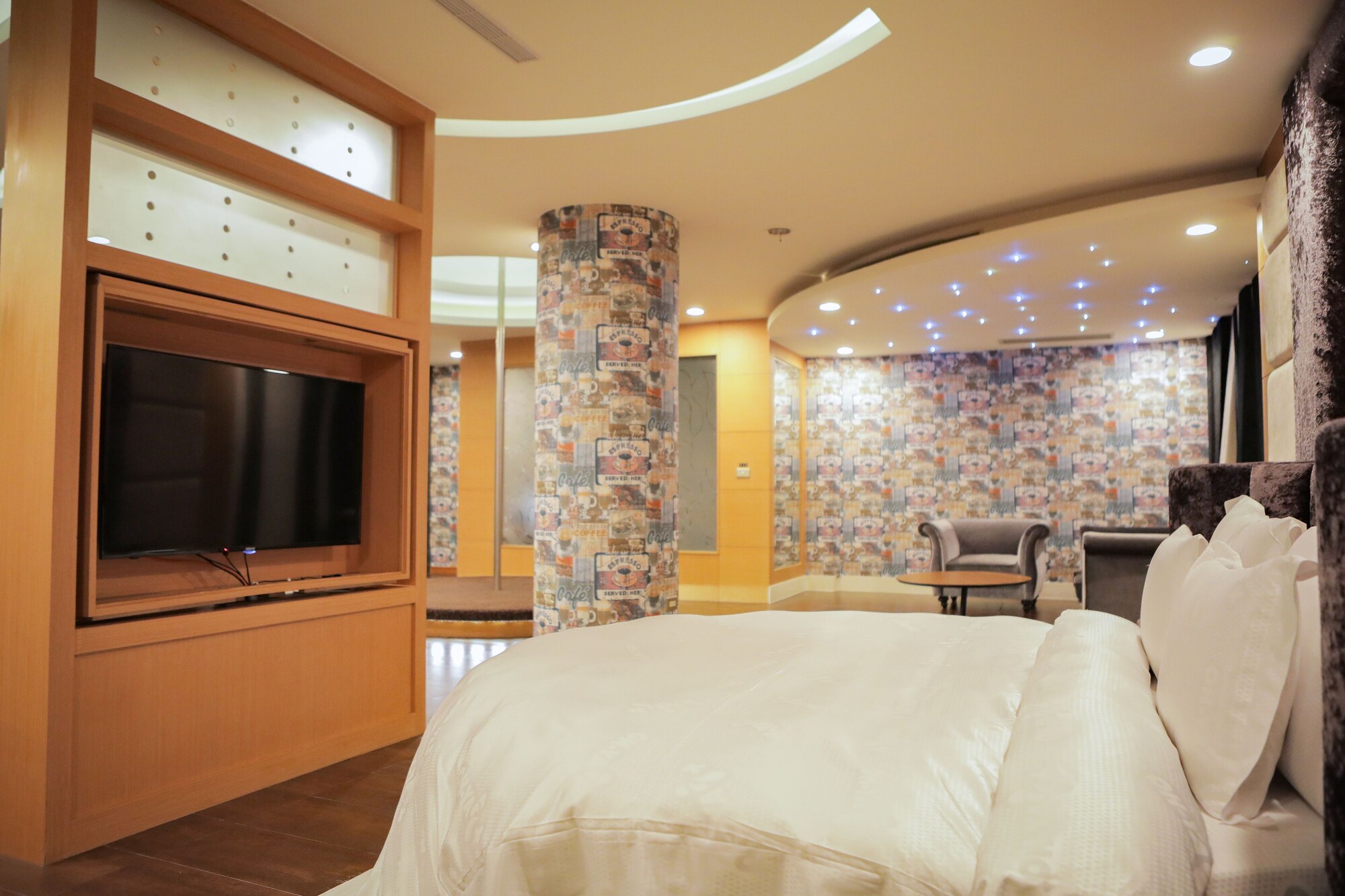 DELUXE, DOUBLE BED
