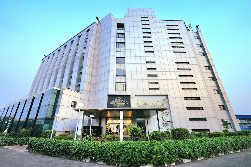 Aristocrat Hotel 3/40