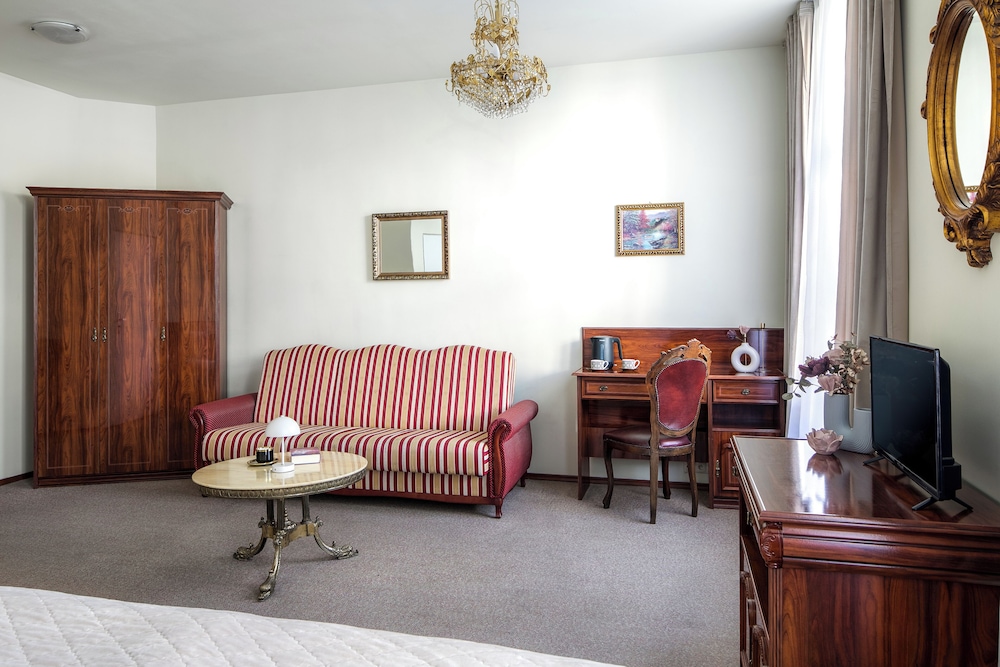 Old Time Hotel 17/22