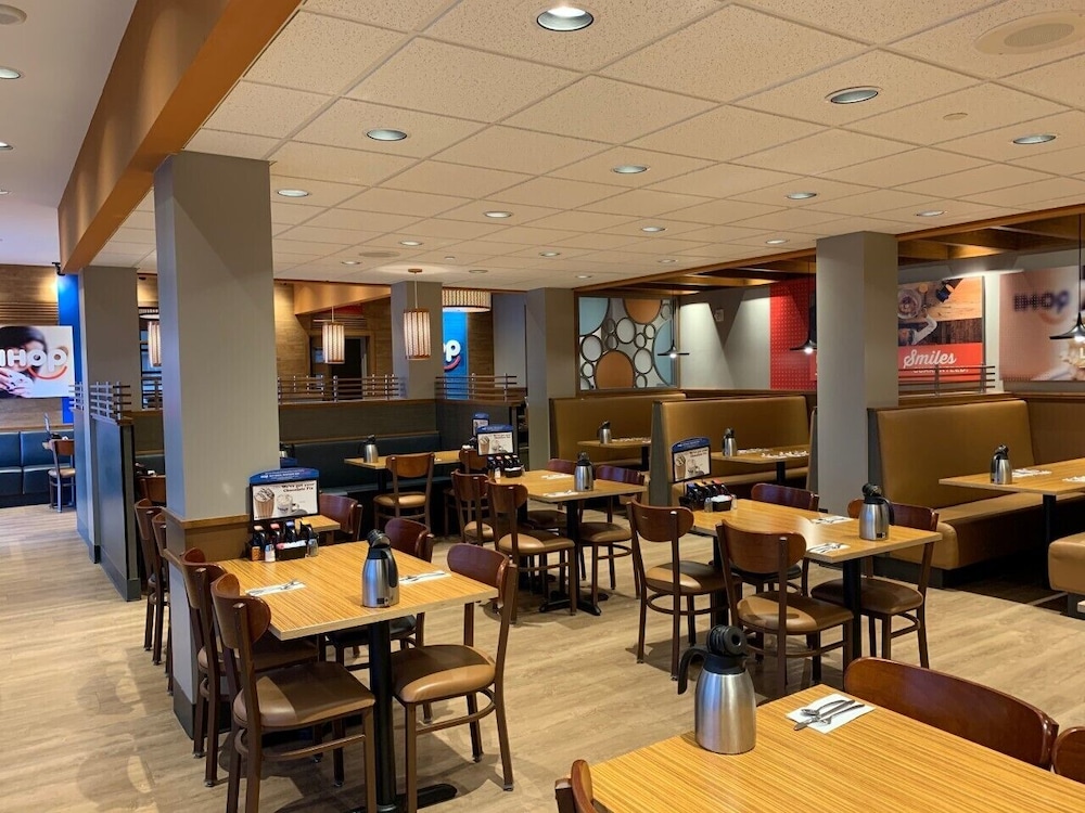 Ramada By Wyndham Niagara Falls By the River 33/47